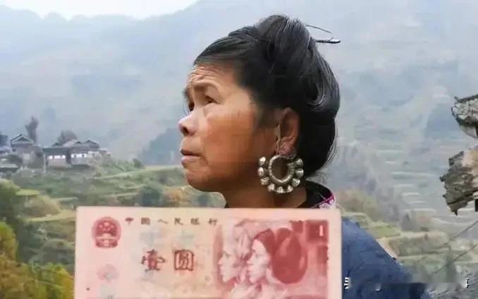 “她虽在人民币上，但生活却无人民币的支撑。”1987年，一位侗族姑娘因其出众的美