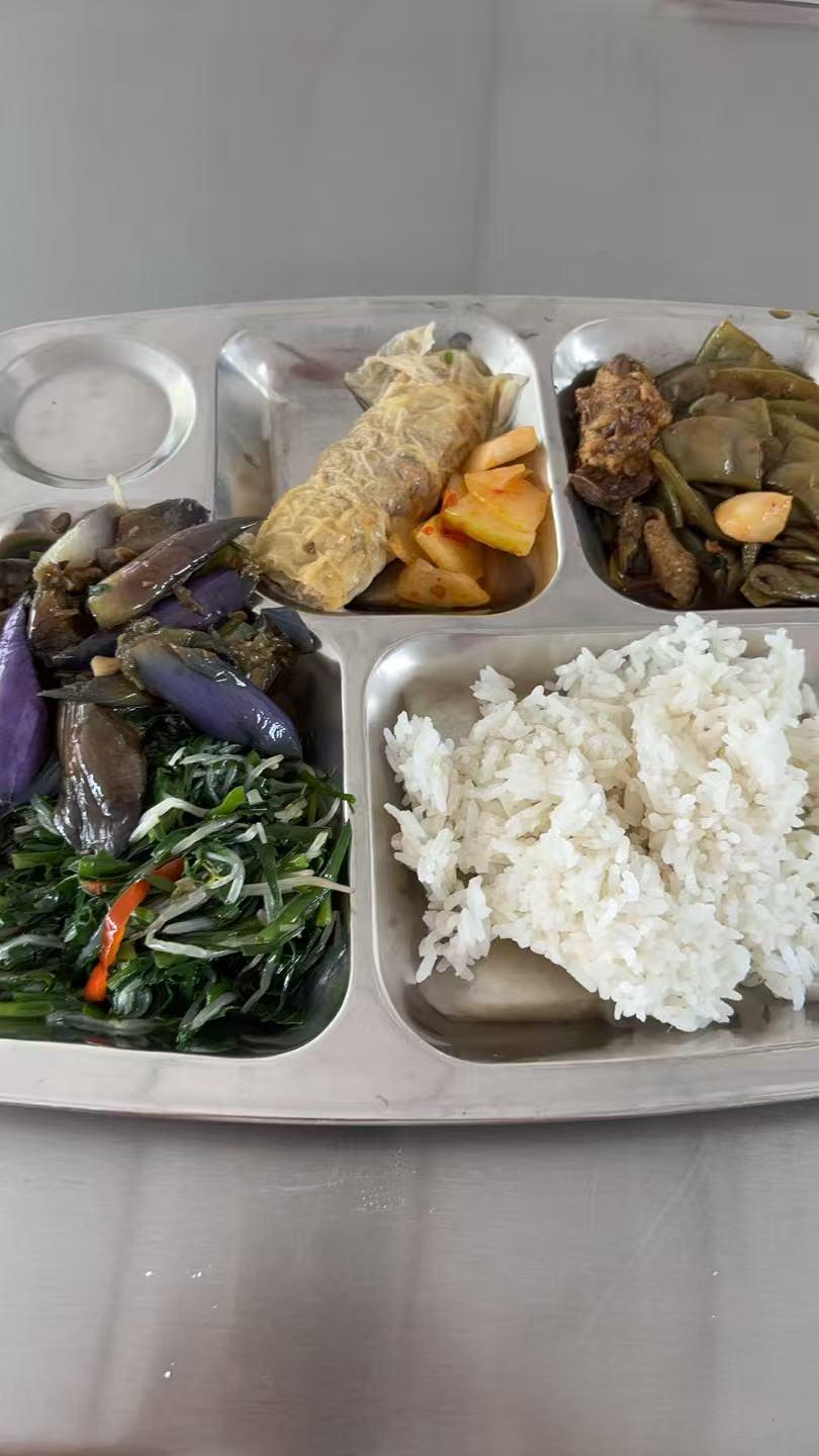 中餐每顿13元，2荤2素1饭1汤，外加1份小菜和1份水果，镇政府食堂这个标准都能