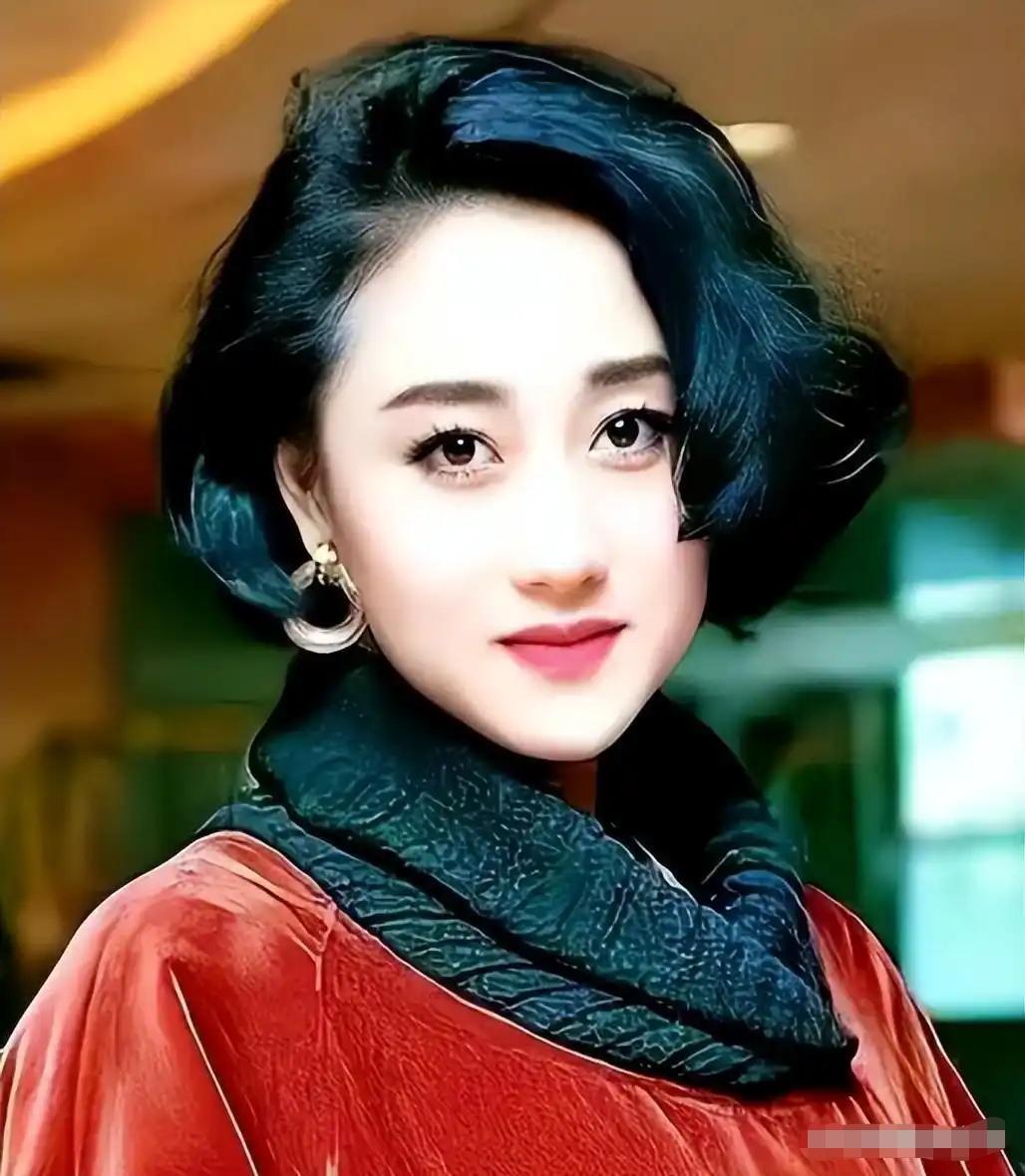 年轻时的利智真漂亮，她身材高挑、五官立体，兼具东方温婉与西方性感风情的独特气质。