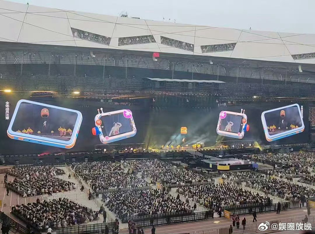 黄子弘凡鸟巢上座率黄子弘凡鸟巢首秀开场就超有感染力，场馆几乎坐满，舞台大气又精致