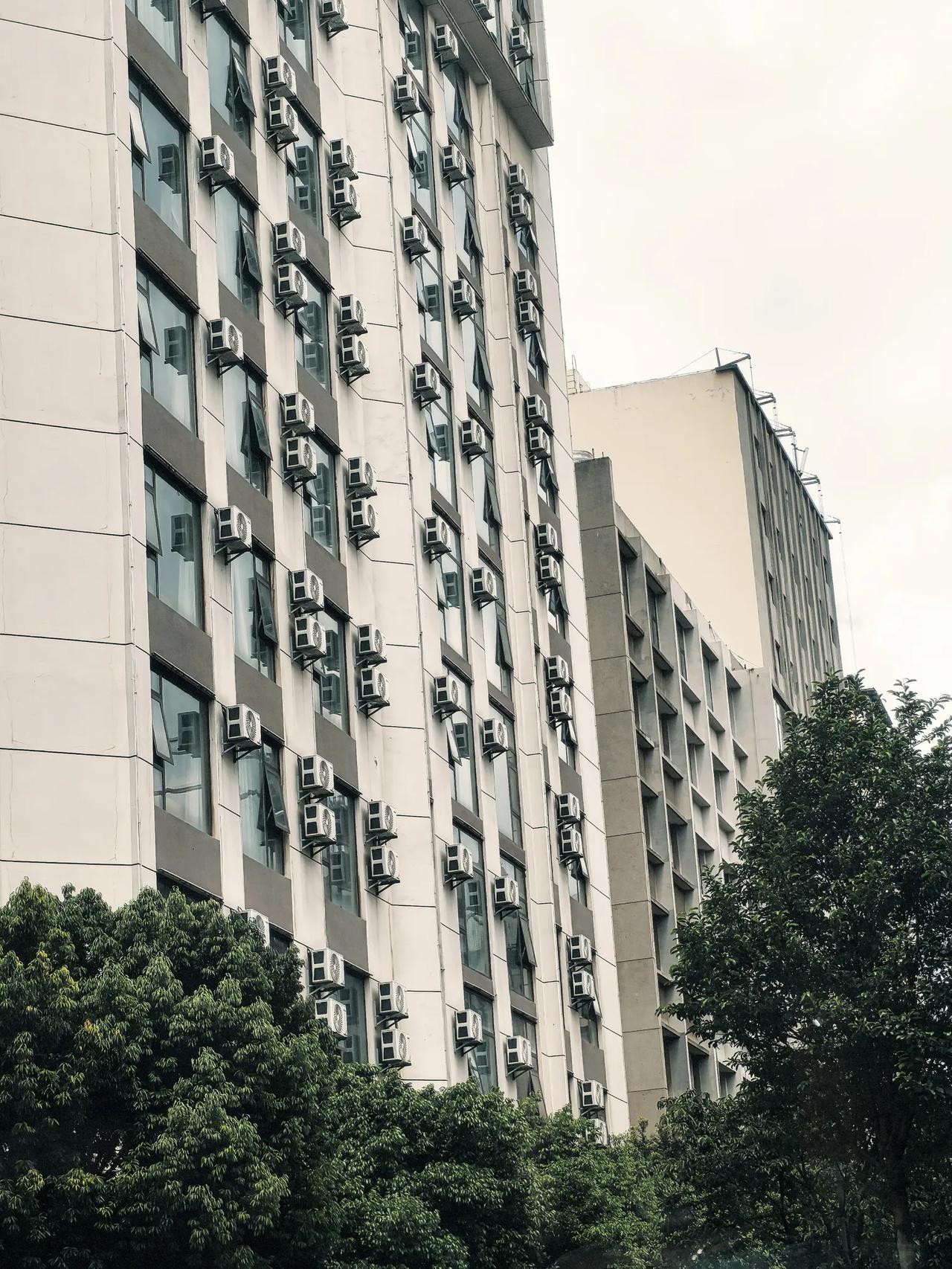 昆明虽然不怎么用得上空调。但是还是随处可见装空调的，现在的新房子大部分都有中央空