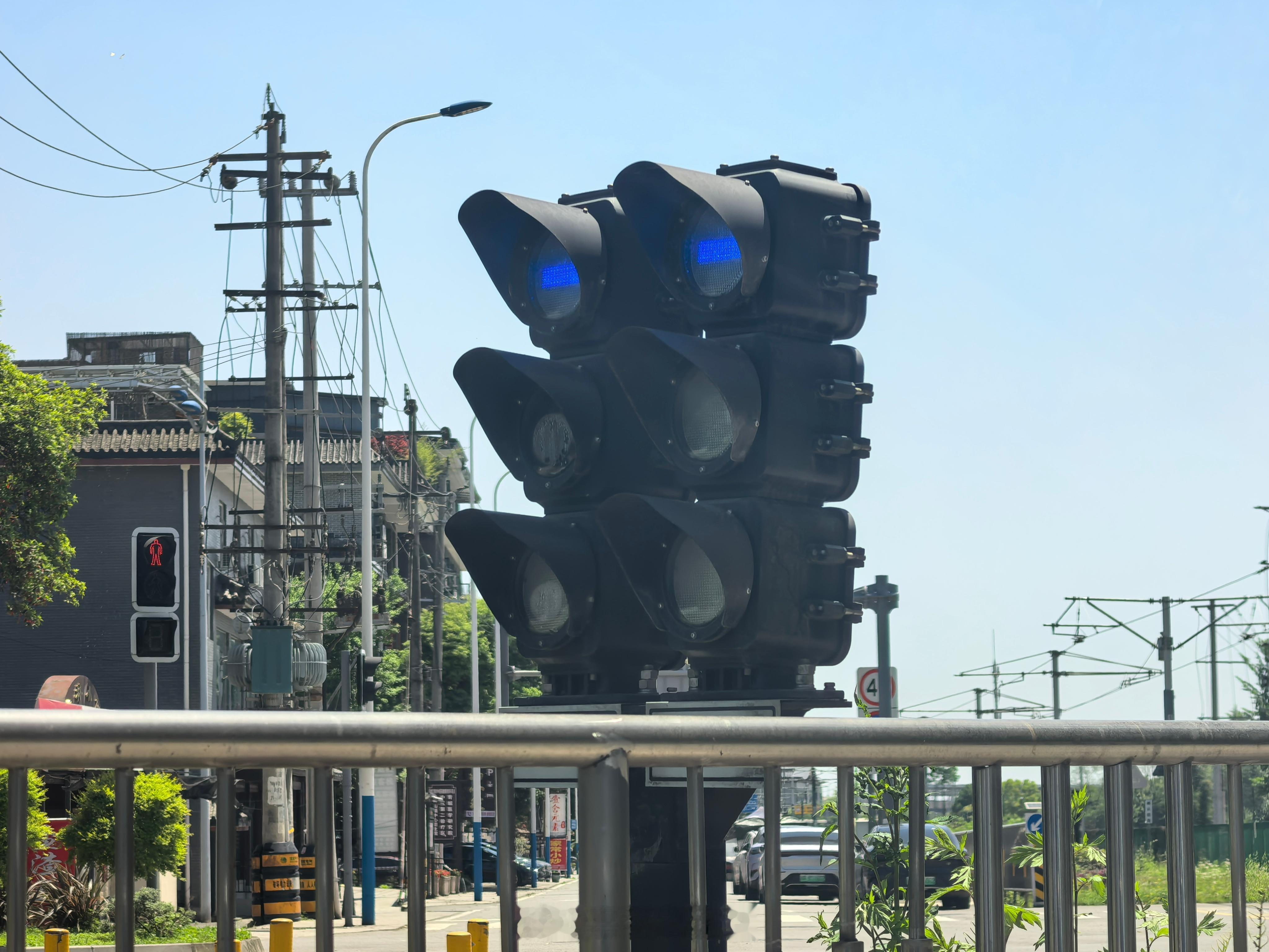 铁路旁，给火车看的蓝灯，什么意思出门和不出门过的是两种人生
