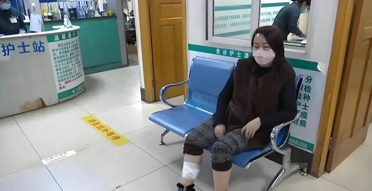 北京，电梯里，一声尖叫划破了宁静，女子的小腿上，鲜血正汩汩流出，而罪魁祸首，竟是