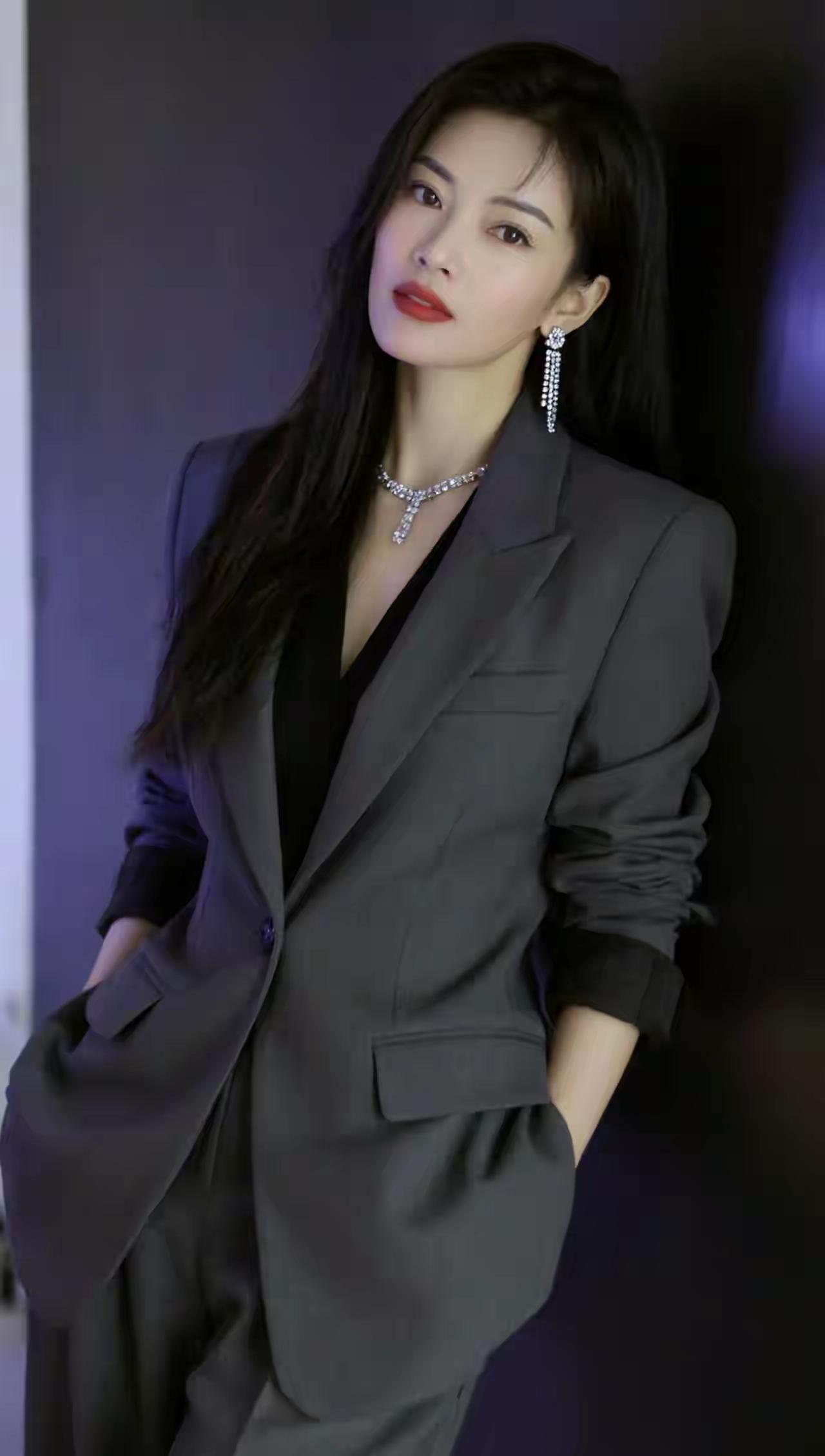 优雅灰色西装，闪耀珠宝配饰，都市女郎的时尚魅力。