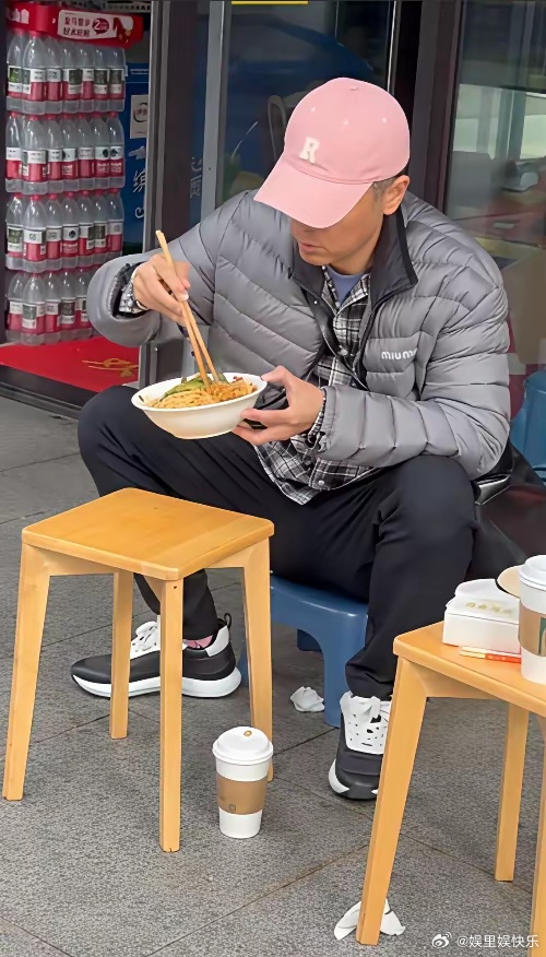 任重一家三口从澳洲回到重庆之后，两口子立马就去吃了豌杂面，在澳洲十多天就想念家乡