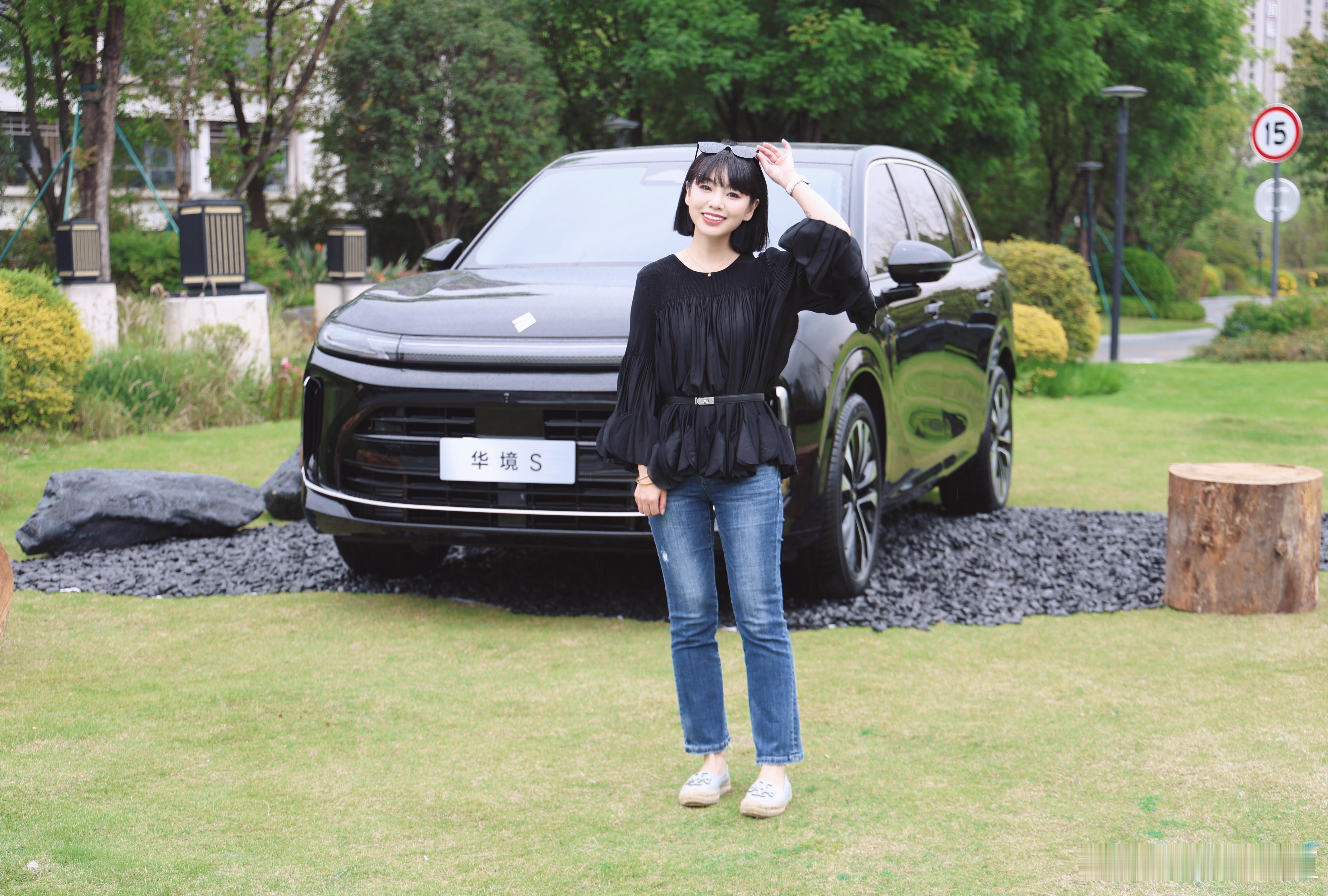 华境s 这车的市场定位非常清晰：“20万级华为智驾大六座家庭旗舰SUV”。精准切