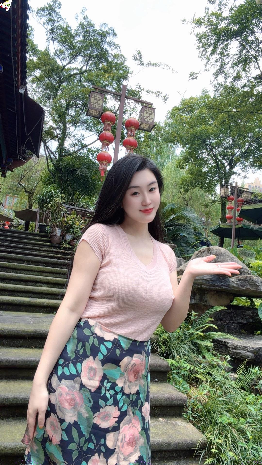 年岁渐长，反倒偏爱粉粉嫩嫩，把温柔色彩穿在身上，童心从未退场。