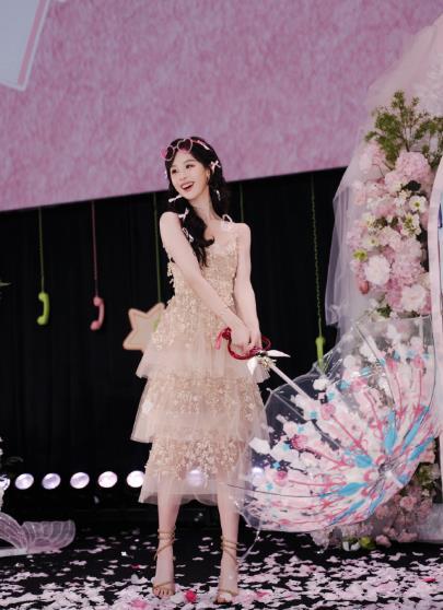 陈都灵生日抽奖价值20万 陈都灵在出道11年来的首场生日派对上自费送出总价值约2
