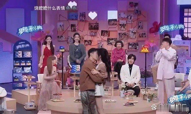 这对CP堪称恋综史上随时随地散发爱意之最，情感流露自然而浓烈。 