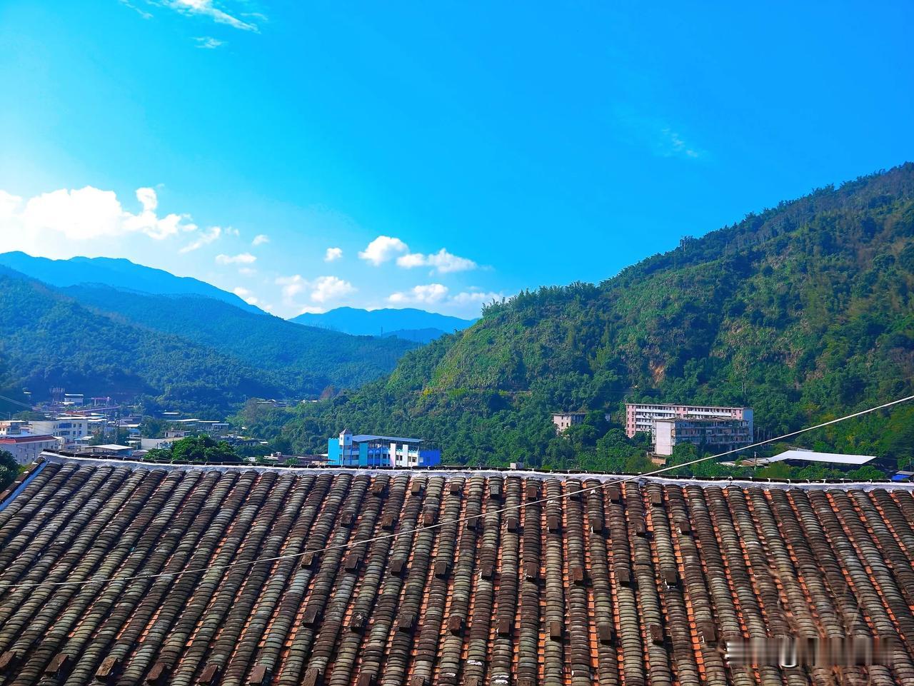 站在屋顶看风景
摄影家乡的美景 美景拾光者 屋顶上的美 阳光下的角落
