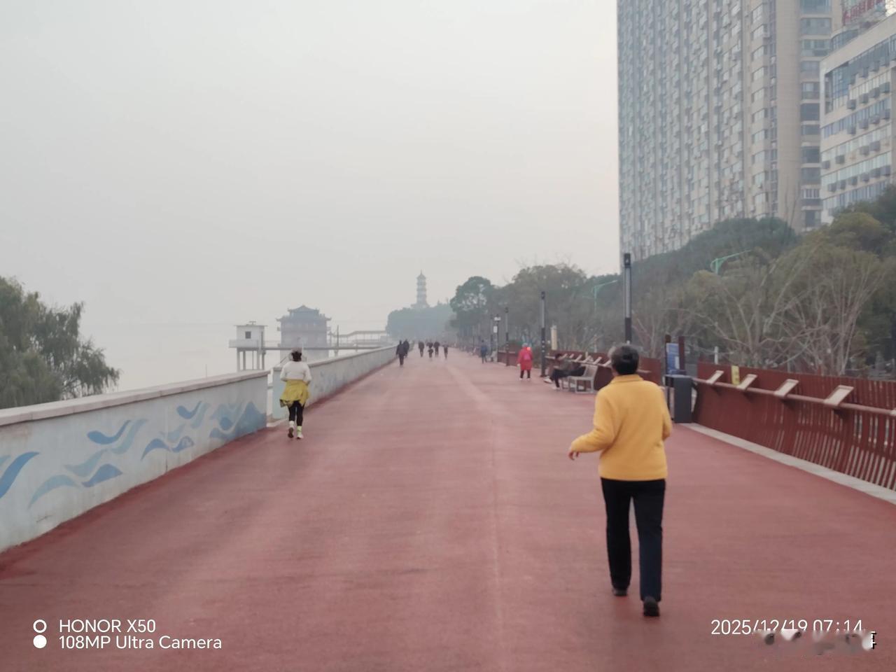 外卖骑手的电动车该不该限速我认为外卖的电动车当然要限速