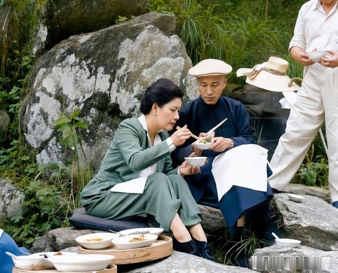 1946年夏天，在庐山山间野炊的蒋中正和夫人宋美龄。 