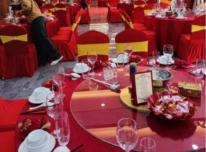 上海虹桥，给55岁包工头的女儿办结婚酒，亲戚1个没去，却到了30多个农民工，每桌