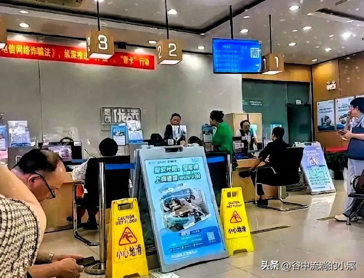 今天去营业厅办业务，
亲眼见到的一幕，
让我心里堵得慌。

一位大姐拿着用了15