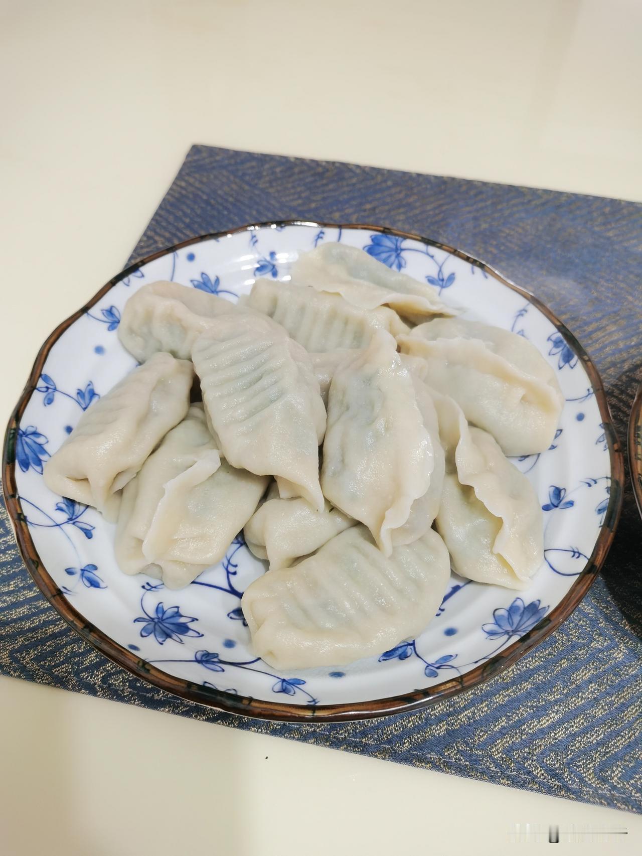 室友泡面问我吃不吃，我说吃，他转身把汤喝了。[尬笑]