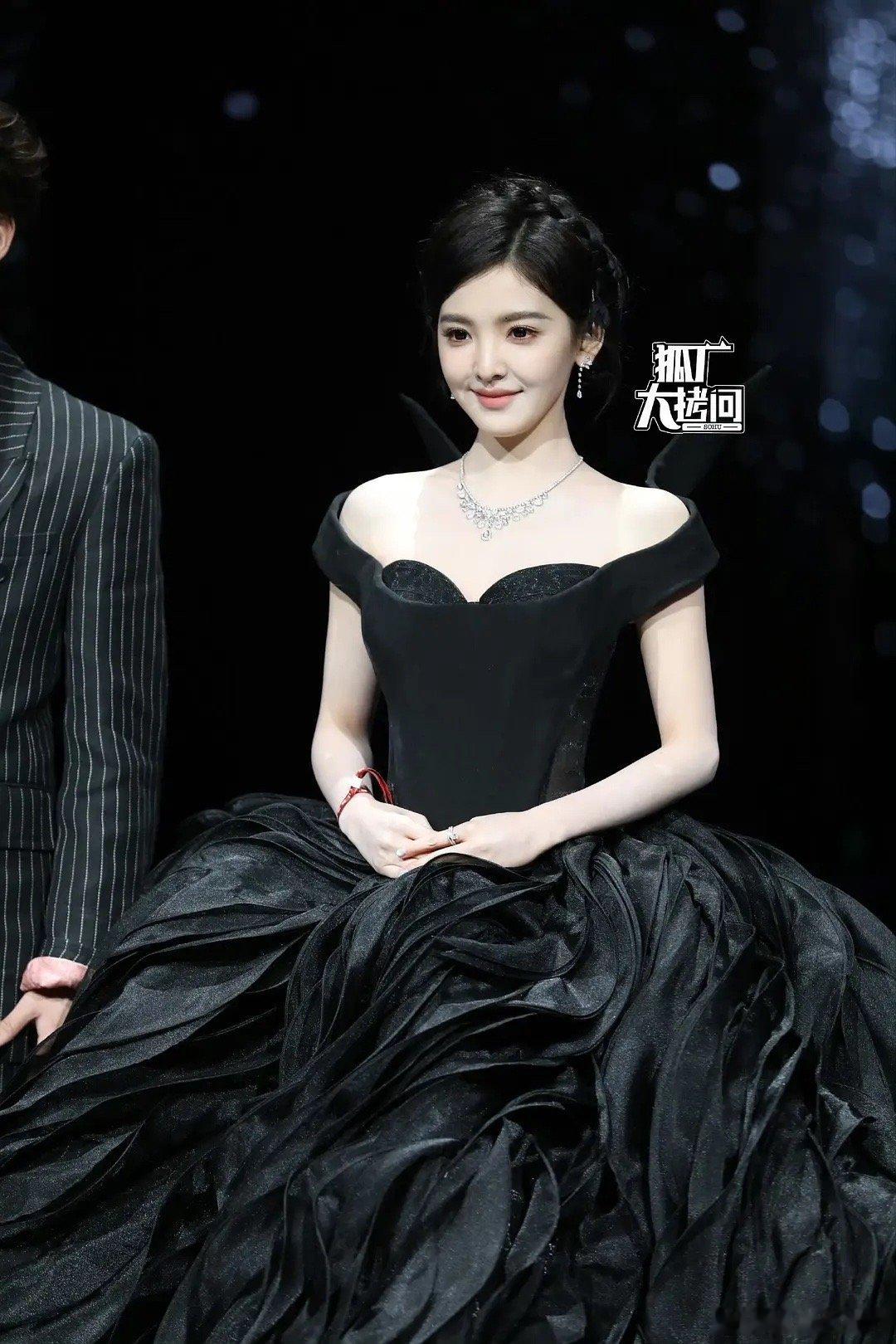 红毯这套好多了腮红和口红都改了吧 