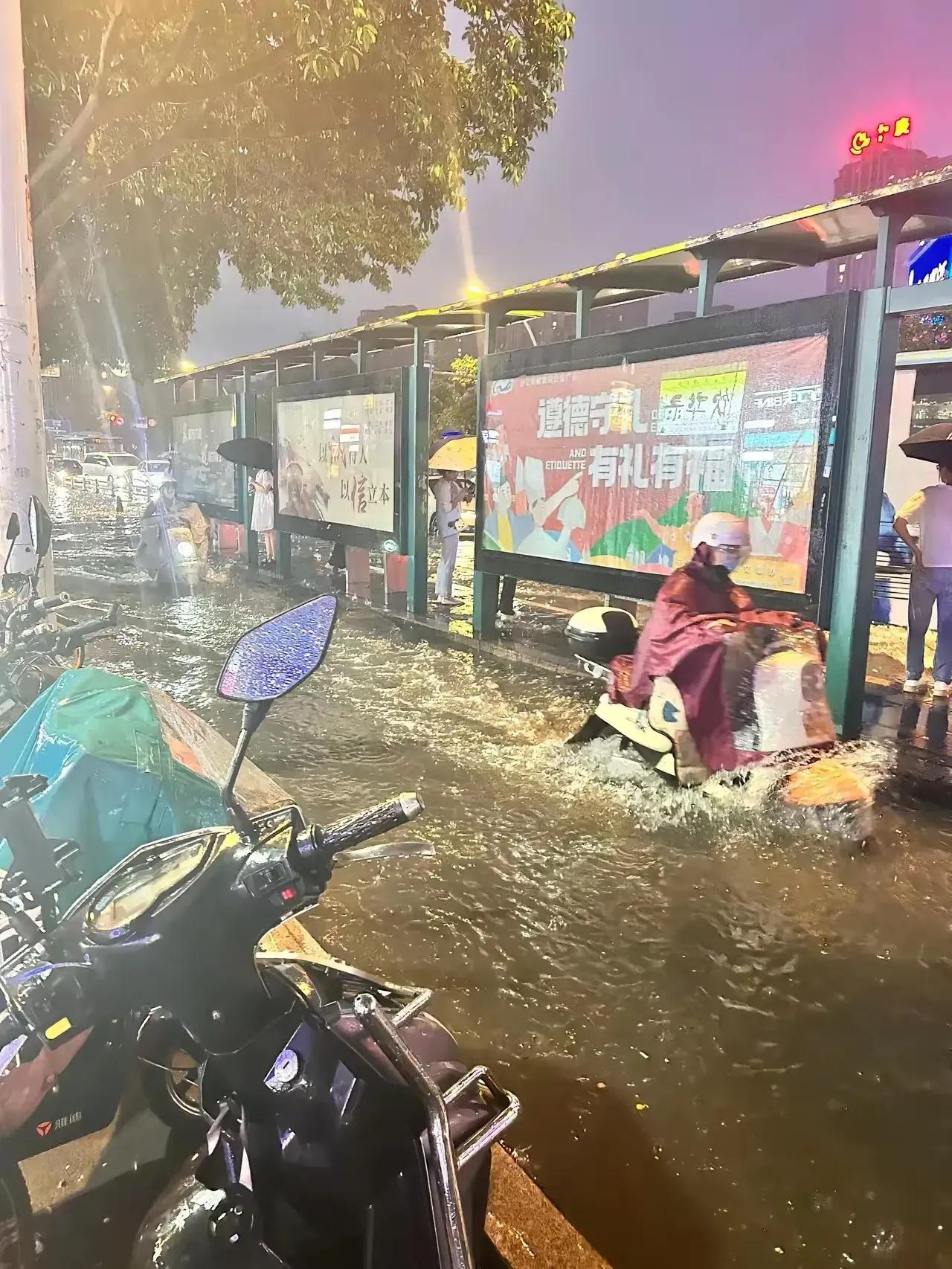 这真是旱的旱死，涝的涝死！

河南就是干着急，不下雨！干的地都种不下去！

福州