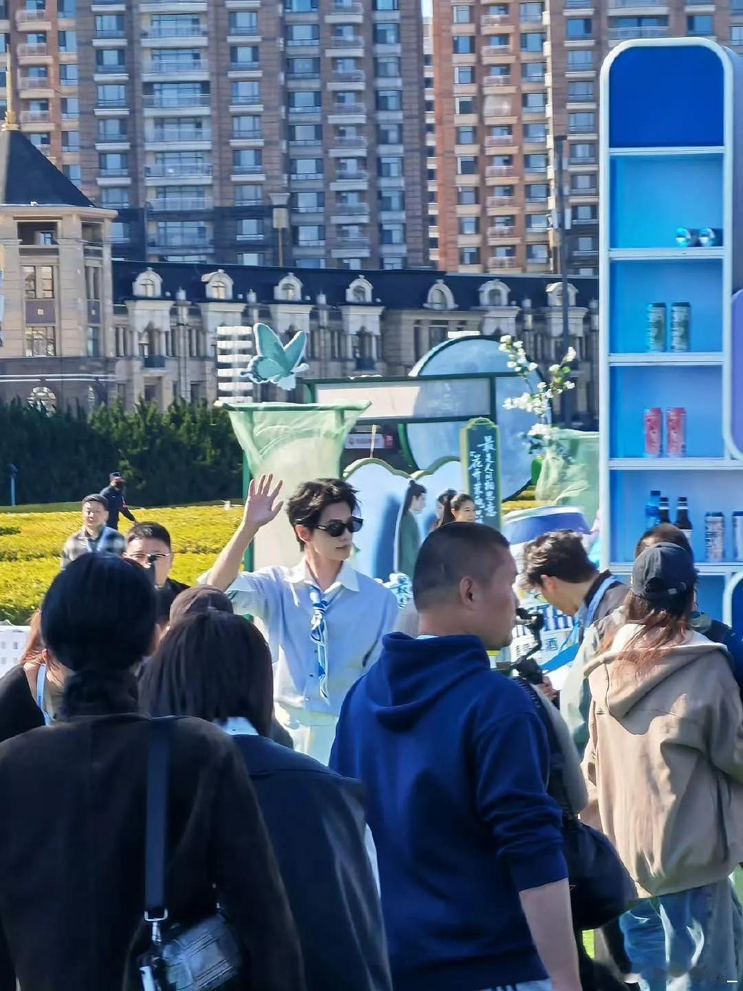 杨洋不愧是顶流，今天线下活动粉丝还挺多的。。状态也不错