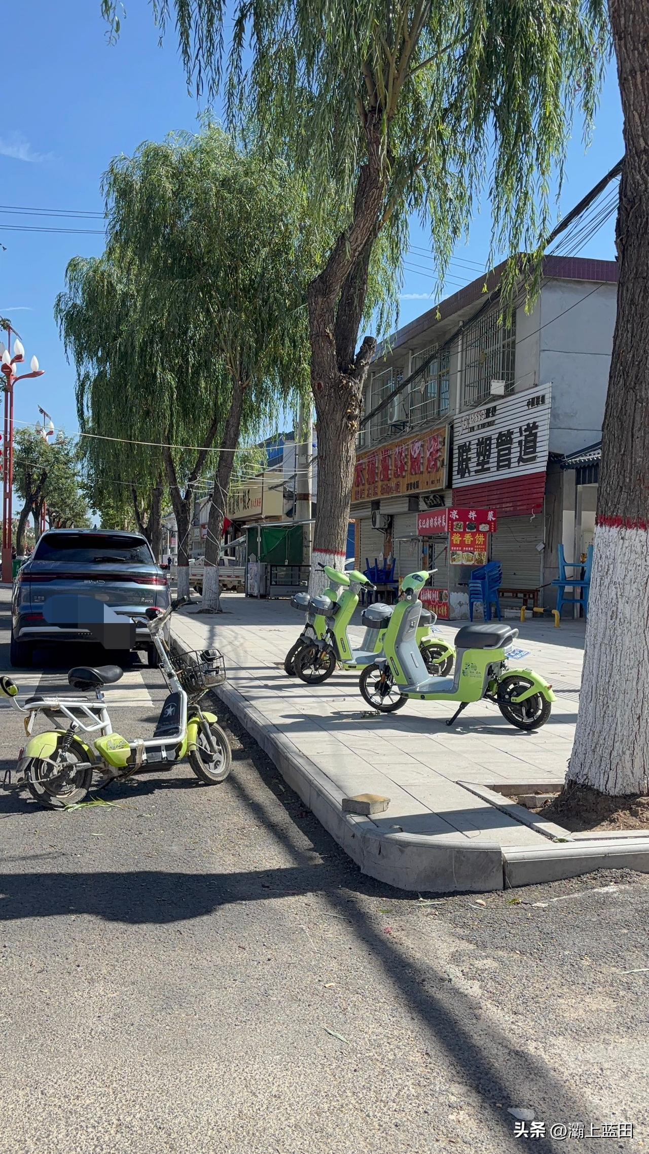 在淳化县润镇街道看到的，共享电动车，记得以前西安也有，后来慢慢的看不到了，蓝田也
