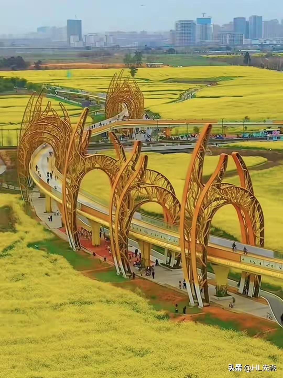 春风十里菜花黄
我在花中去荡漾
蝴蝶串串跟我飞
越过平原上山岗

采得花蕊酿甜蜜