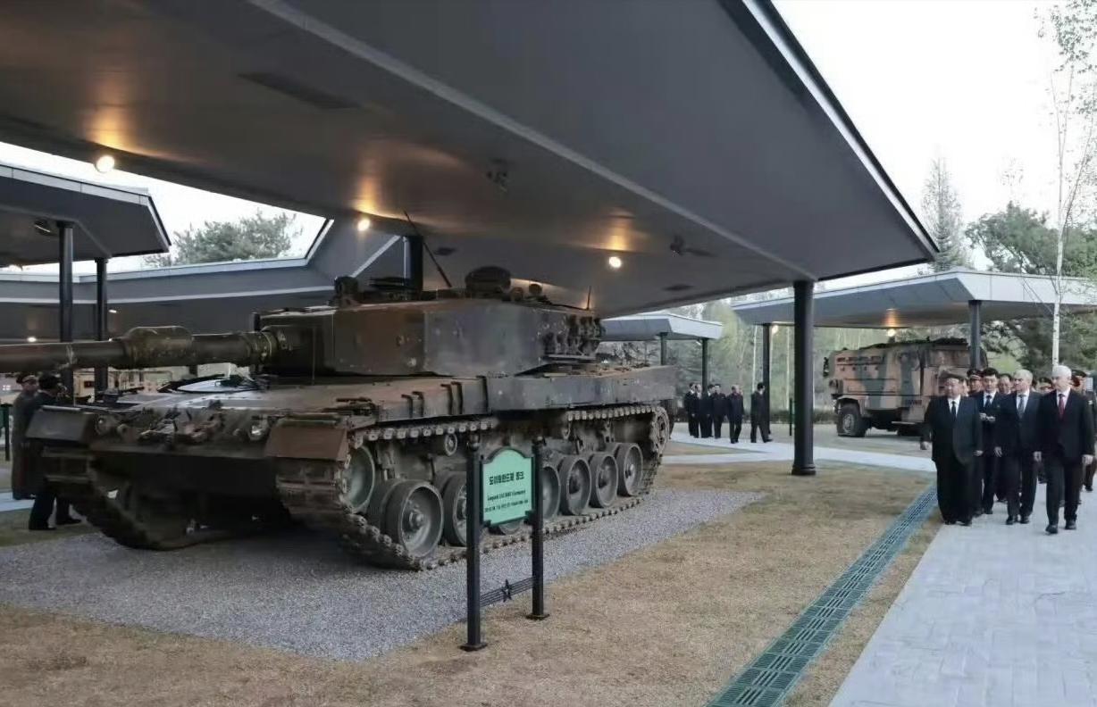 大鹅将俄乌战场缴获的西方顶配豹2坦克、西方主力装备，直接打包送给将军当战利品公开