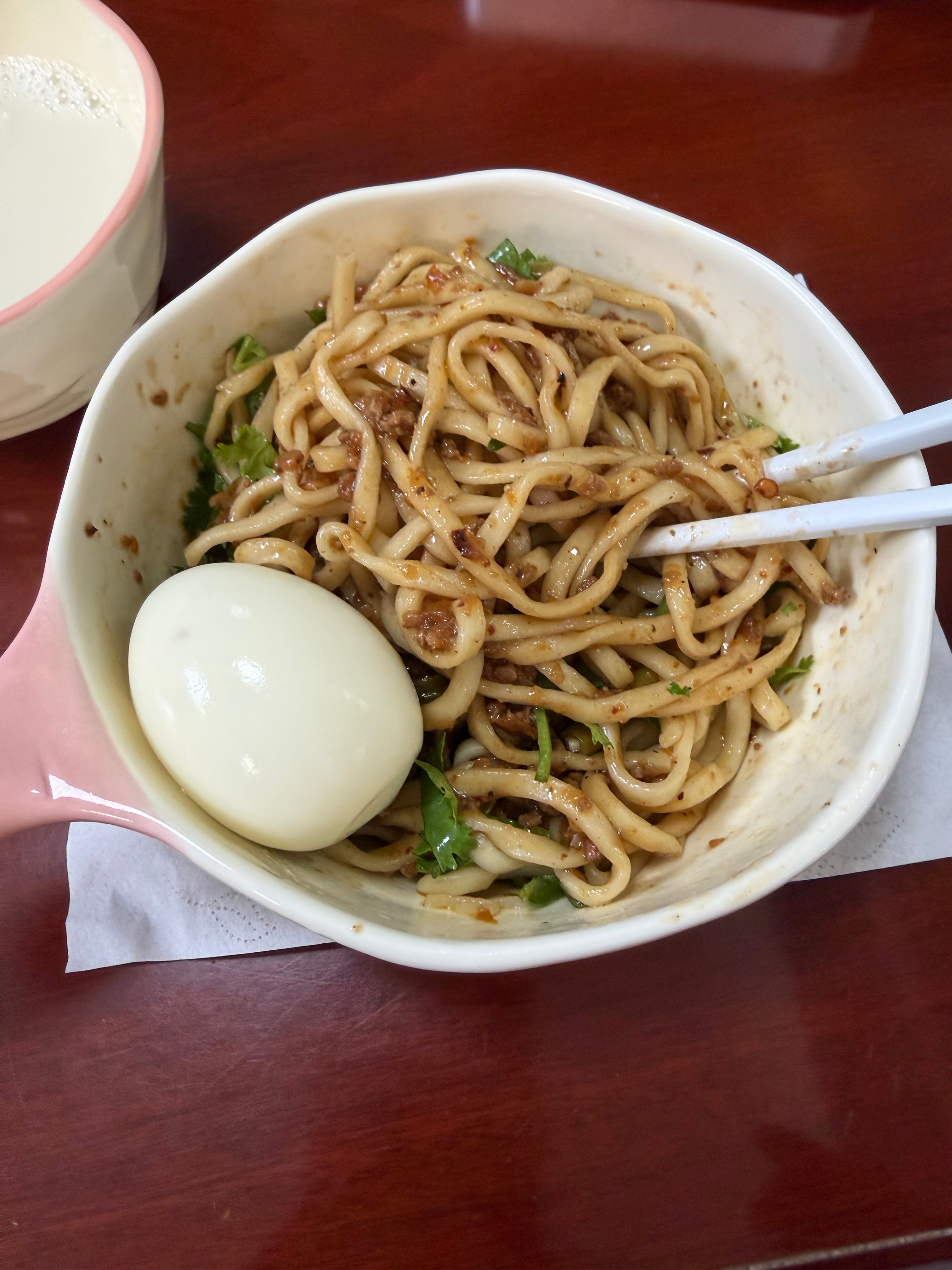 牛马人已到工位，今早单位食堂吃的炸酱面，挺好吃的 