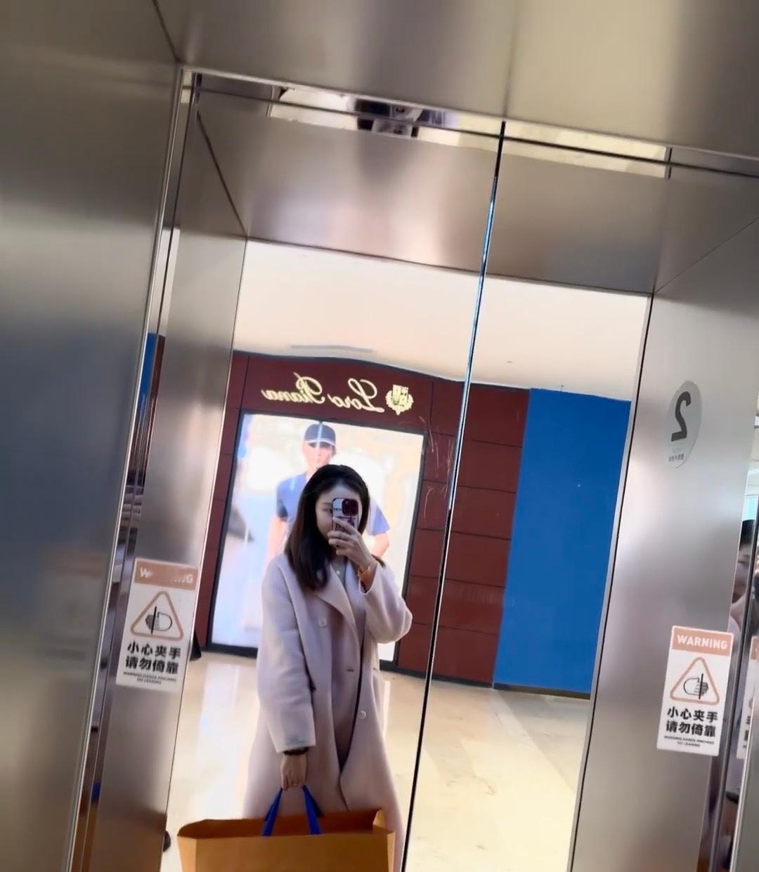 邀请大家欣赏我的社死瞬间在电梯里，本来打算拍个照臭美一下的，结果…… 