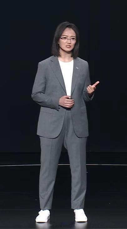 极氪徐云总首秀表现可以（没记错的话应该是首次出现吧，之前都是聪聪有人吐槽她的衣品