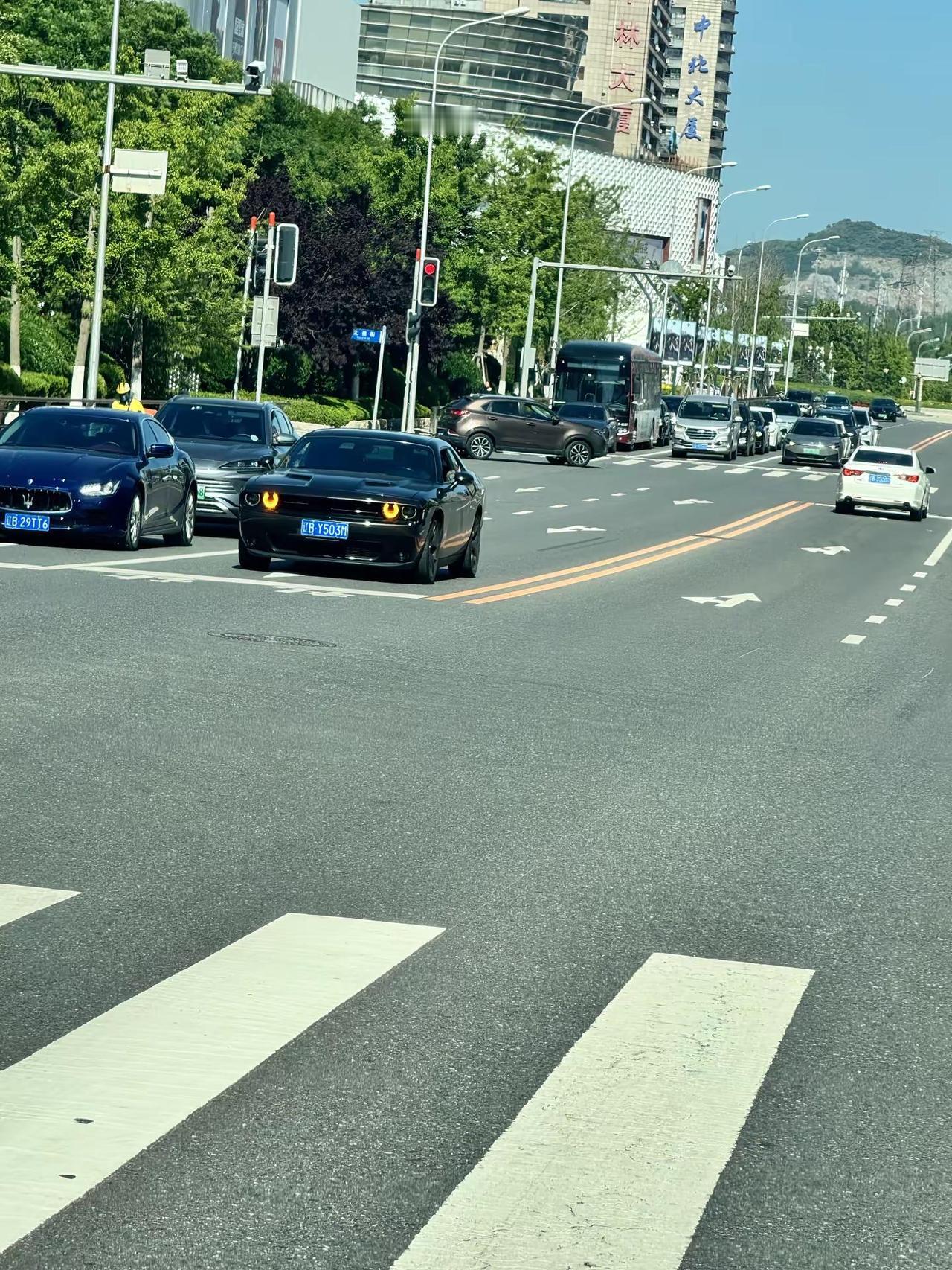 这是不是多姆尼克开的那种肌肉车啊。