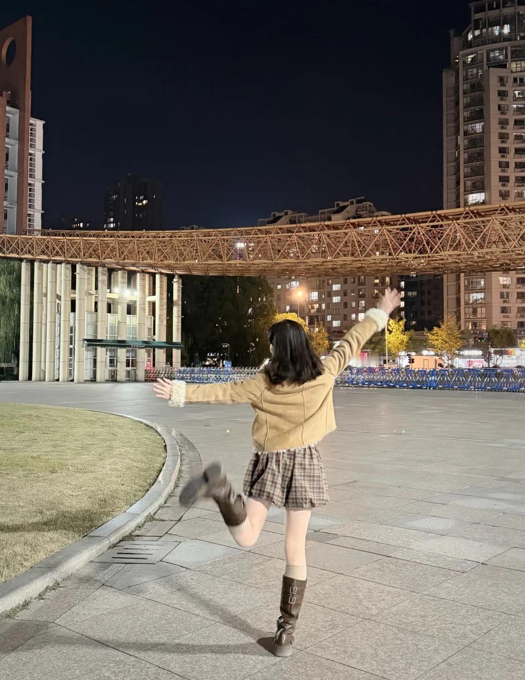 看大门猜学校🏫 HDUer闪现💨
杭电我爱你🥹🥹🥹
来杭州见朋友，故地