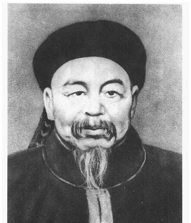 1958年的一天，为了修建战备公路，湖南长沙跳马镇白竹村村民将左宗棠墓挖开，发现