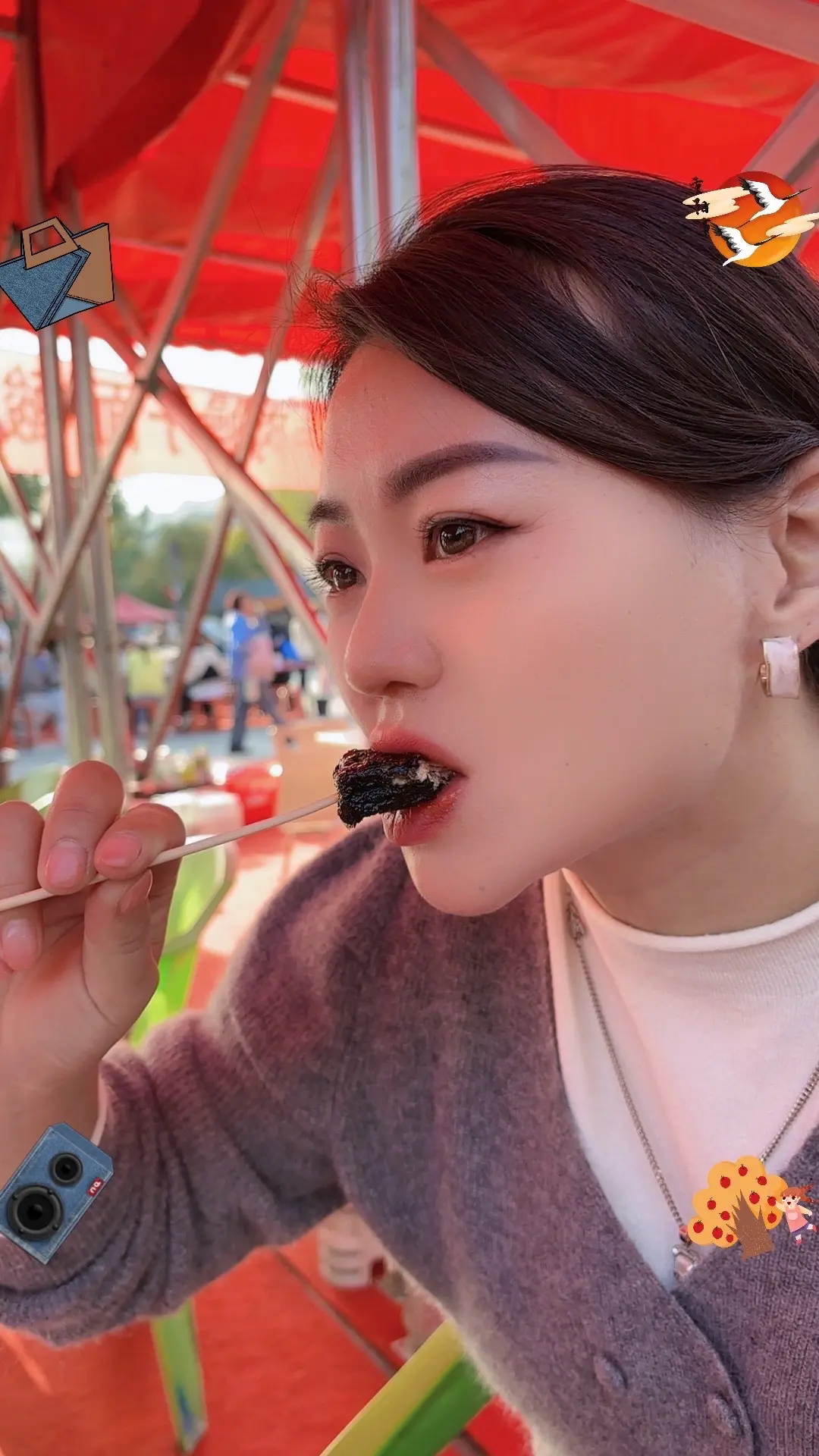 喜欢臭美，喜欢拍照，不为别的，只为把年龄冻结在相册里，以后慢慢品味…曾...