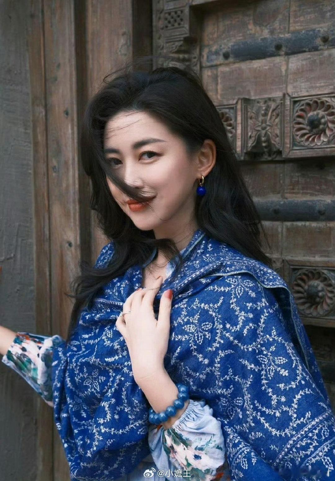 朱珠和吴彦祖应该来一场英语PK 朱珠英语功底扎实，国际范儿十足；吴彦祖常年浸淫英