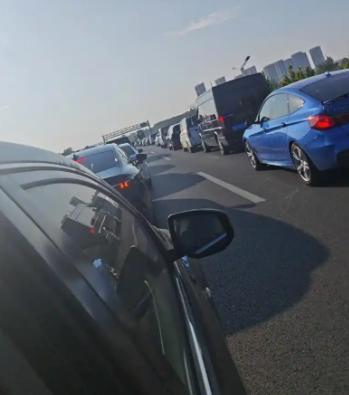 满大街都在吹电车，为什么关键时刻还得靠油车？一场长途或一轮降温就能明白了，这才是