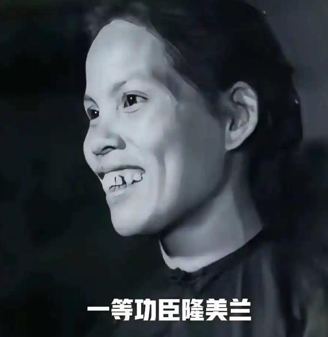 1979年，我军猛攻越南一个高地，冲了三次，三次都被打了回来。指挥官正急得捶桌子