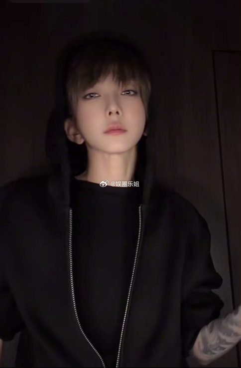 反差这块儿，刘忻要是认第二，没人敢认第一前脚还在湖南卫视的舞台上，把自己裹成一颗