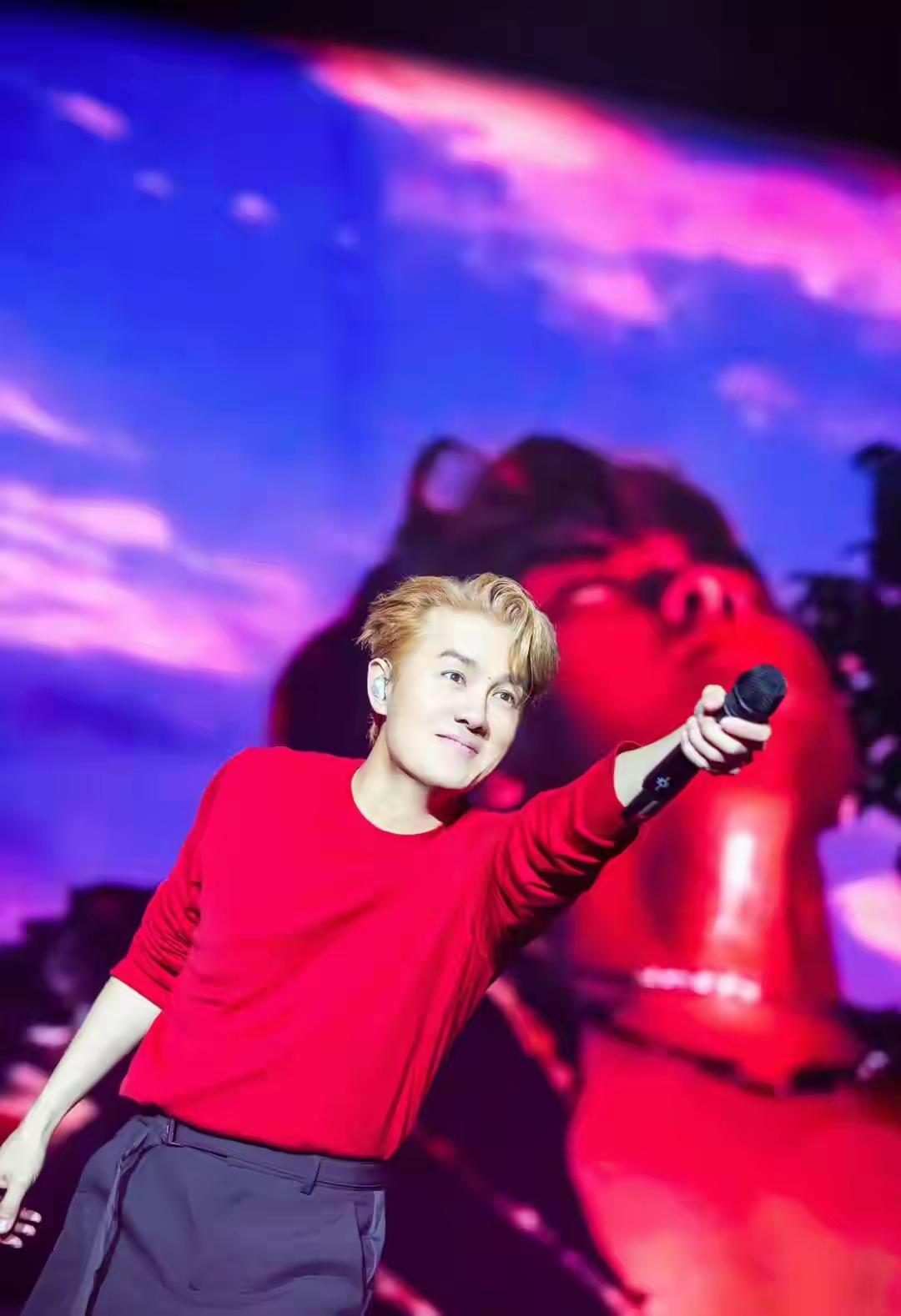 突然发现，吴克群才是歌手中的正能量代表。
最近一段时间，总是刷到吴克群做各种善举