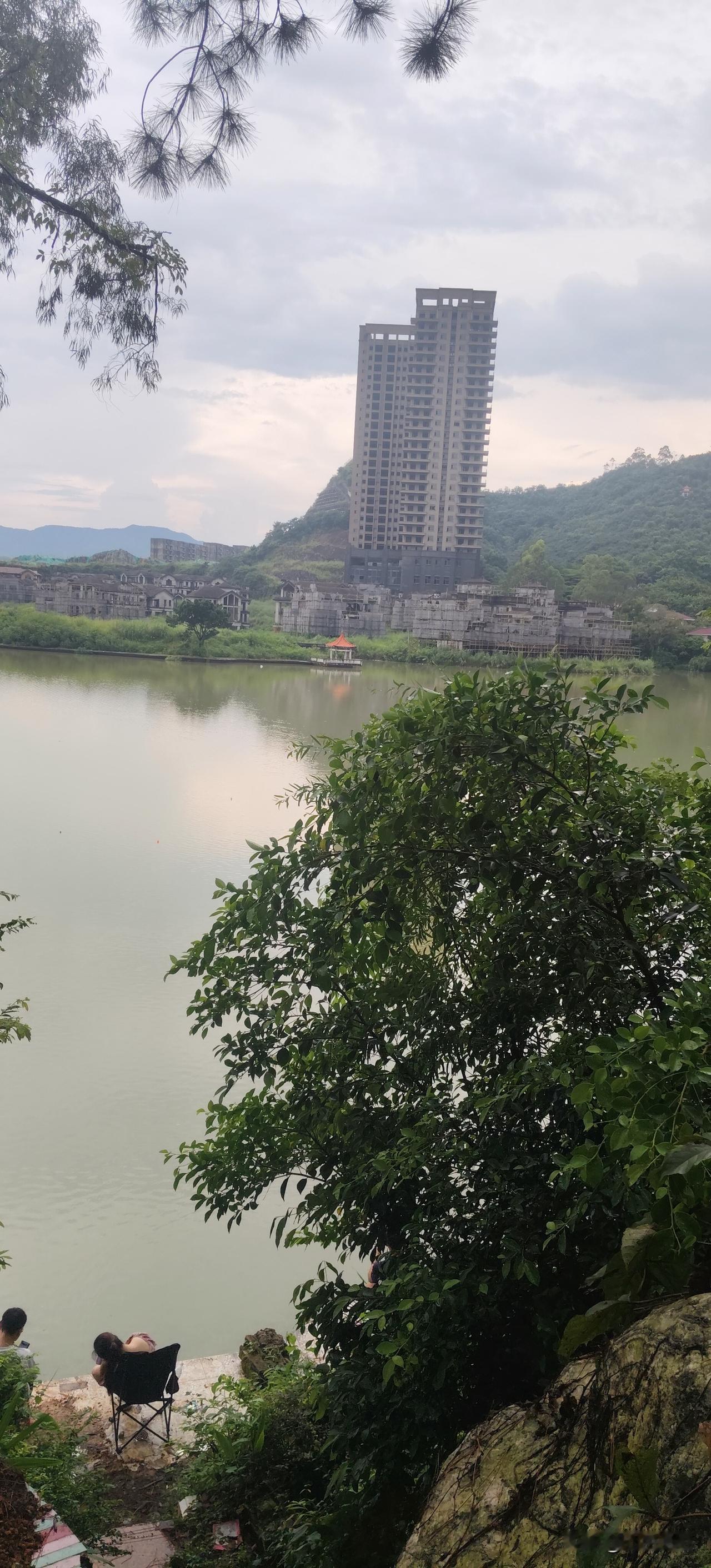 听本地人说对面湖边漂亮的别墅度假屋荒废十几年，一片荒凉的景象，不知什么原因没人住
