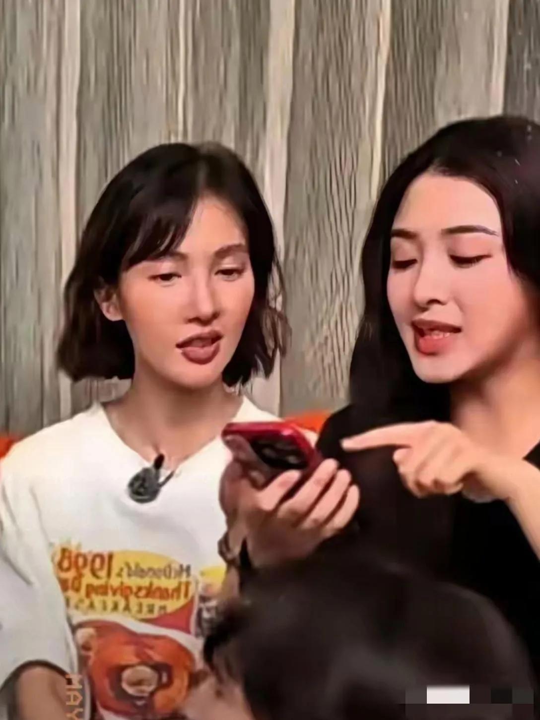 感觉金晨越来越'丑'了，发型老气，嘴歪明显，与一旁的美女一对比，男相十足，你看是