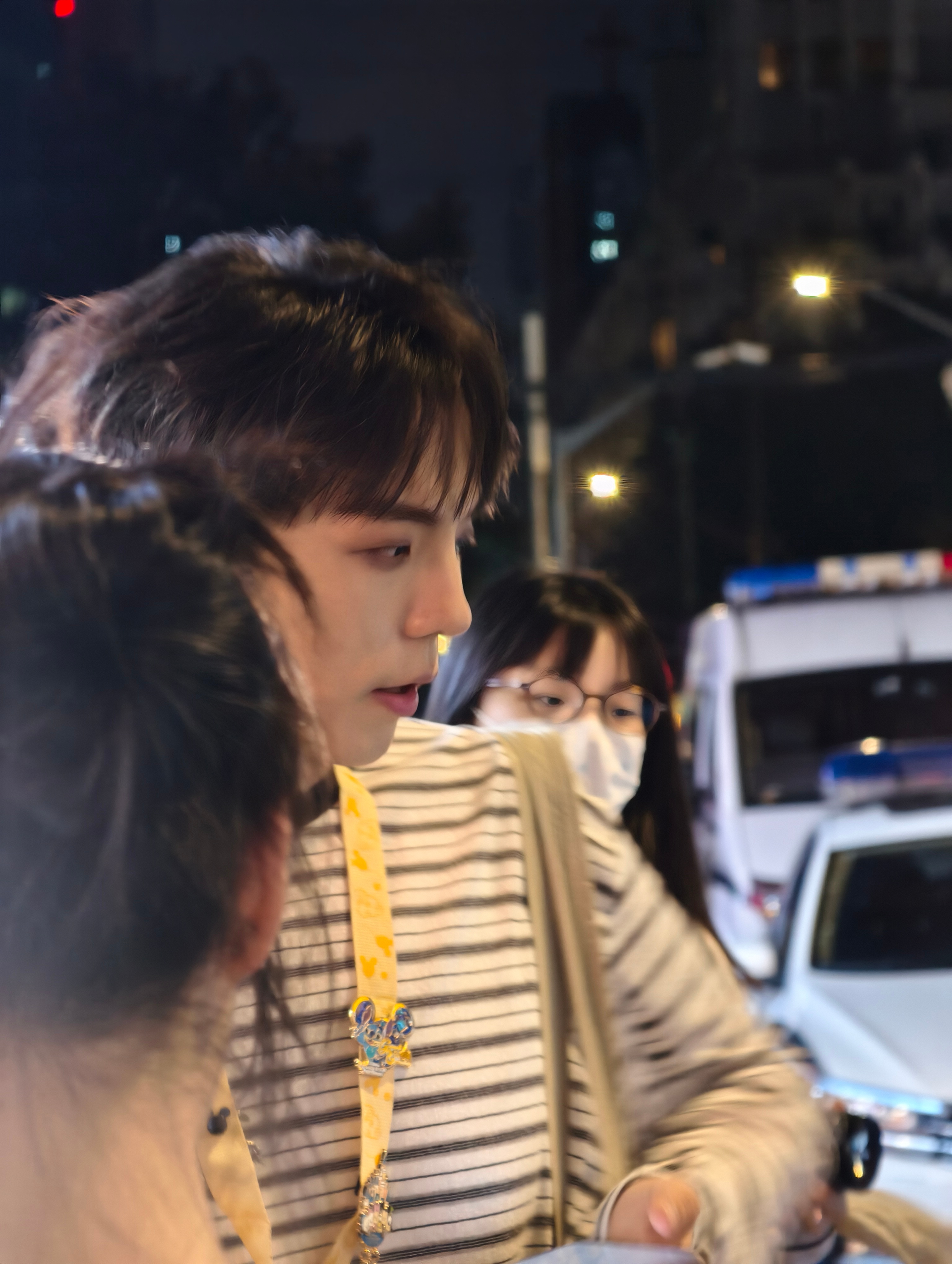 他把我送的东西套到脖子上的时候我大脑肯定是宕机了……然后就那么傻掉了都不知道该拍