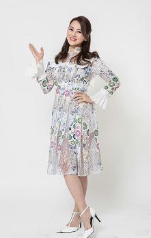 大S和伊能静两位女明星，在离婚后的经历和处理方式上有着截然不同的表现。大S与汪小