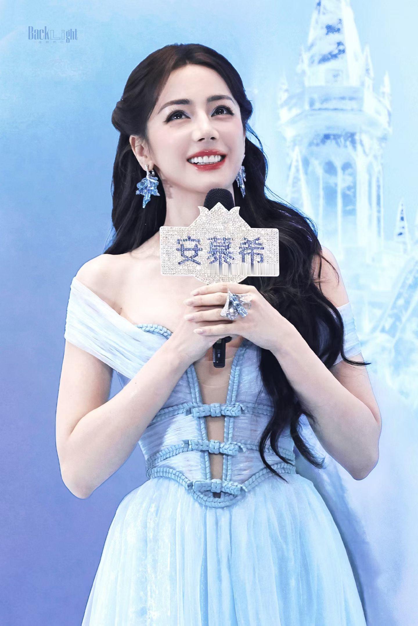 迪丽热巴被夸害羞迪丽热巴，你值得拥有好多好多纯粹的爱！ 