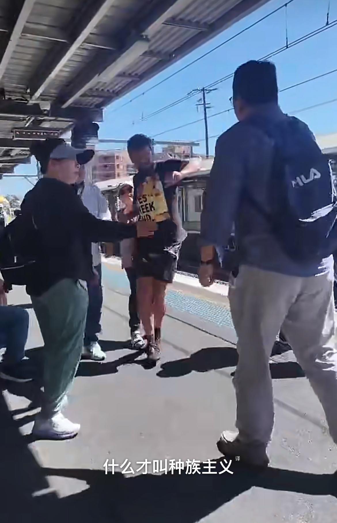 澳大利亚白男种族歧视，华人男子不甘示弱与白男吵了起来，白男破防崩溃，说自己并不是