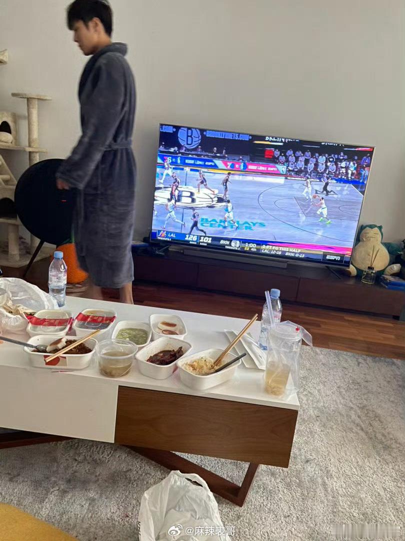 司晓迪发了好多男明星的照片还发了和范丞丞的聊天记录 