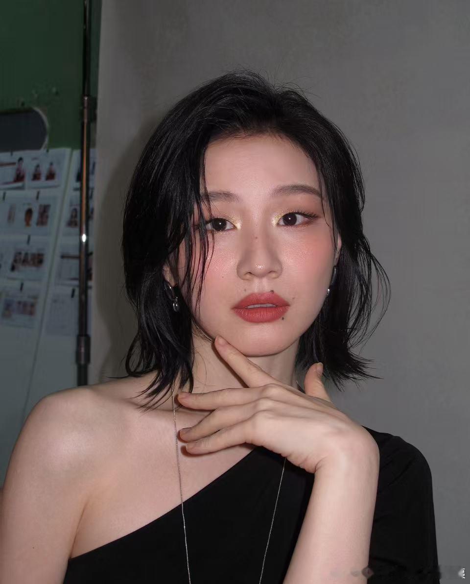 王亚飞给金靖化的金睛千金妆王亚飞给金靖化的金睛千金妆好美！金靖金睛千金妆