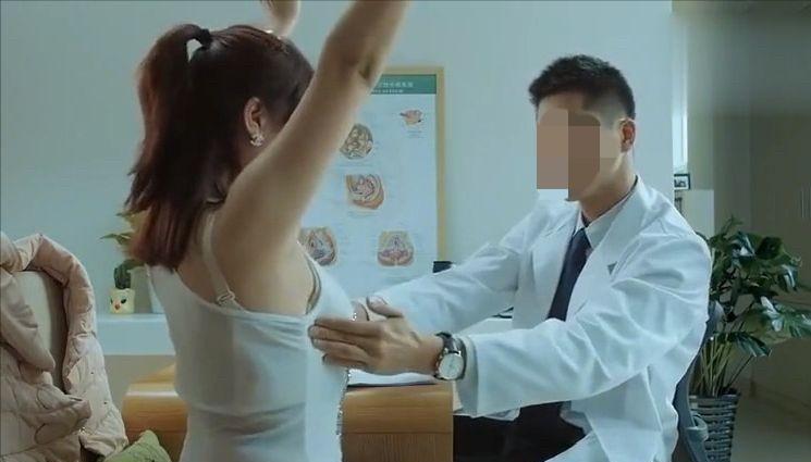 “这检查正常吗？”广西南宁，女子因为心口疼到医院检查，谁料，她称男医生没有提前说
