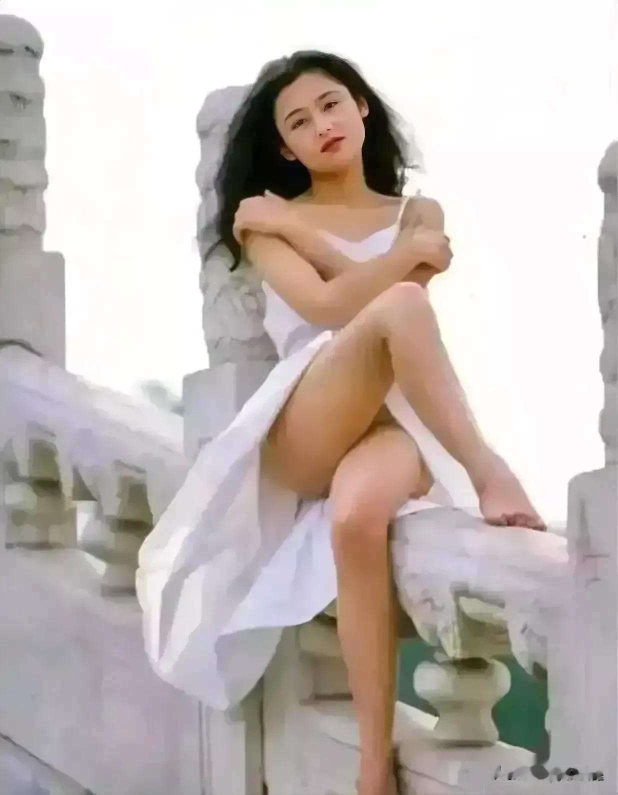 陈红的性感丰满身材是女星里最美的，只能说陈凯歌真的是有福气啊！不知道陈红看上他哪