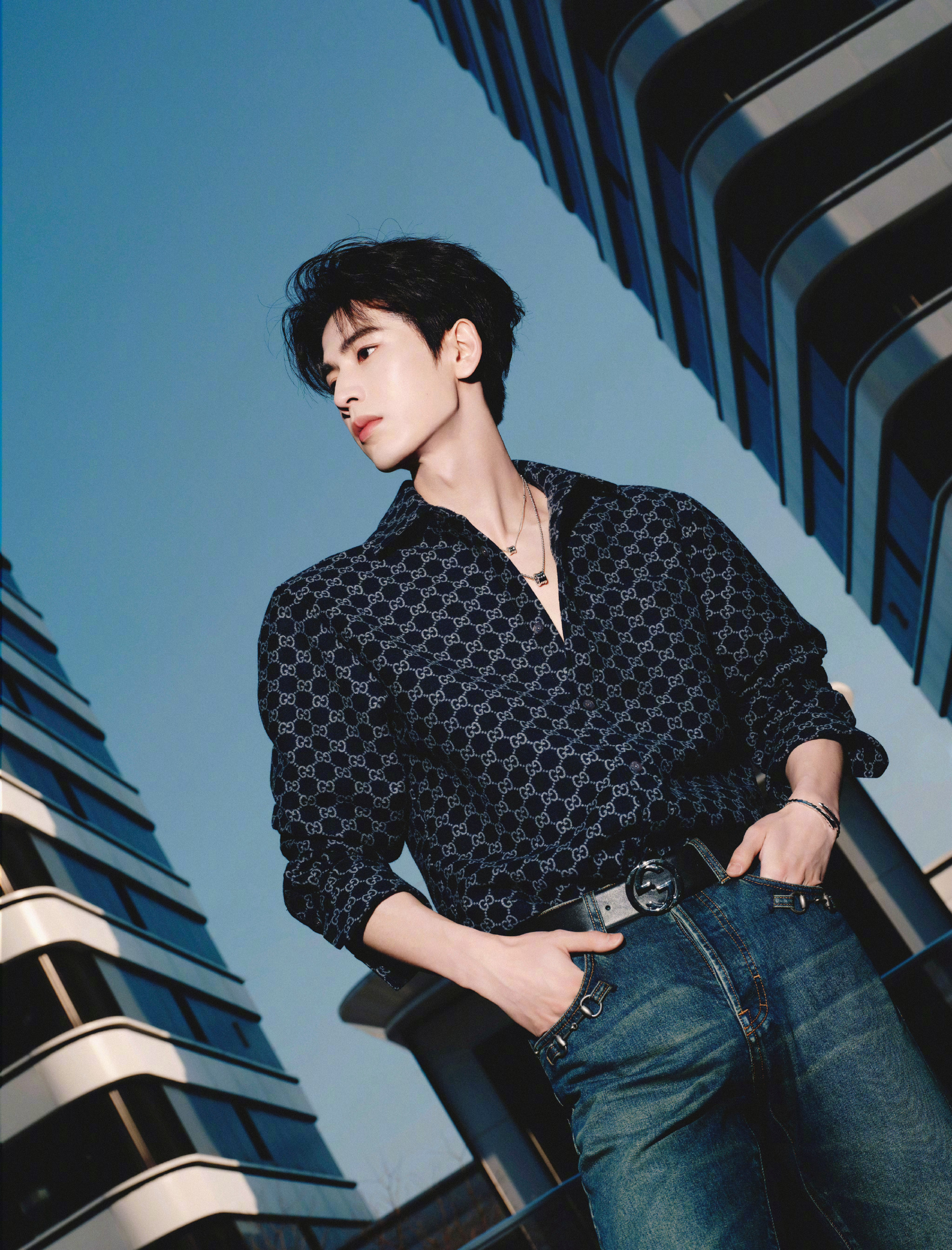 张凌赫 今日 逐玉 剧宣造型图，像是品牌的宣传画册，全套Gucci服饰出镜，双G