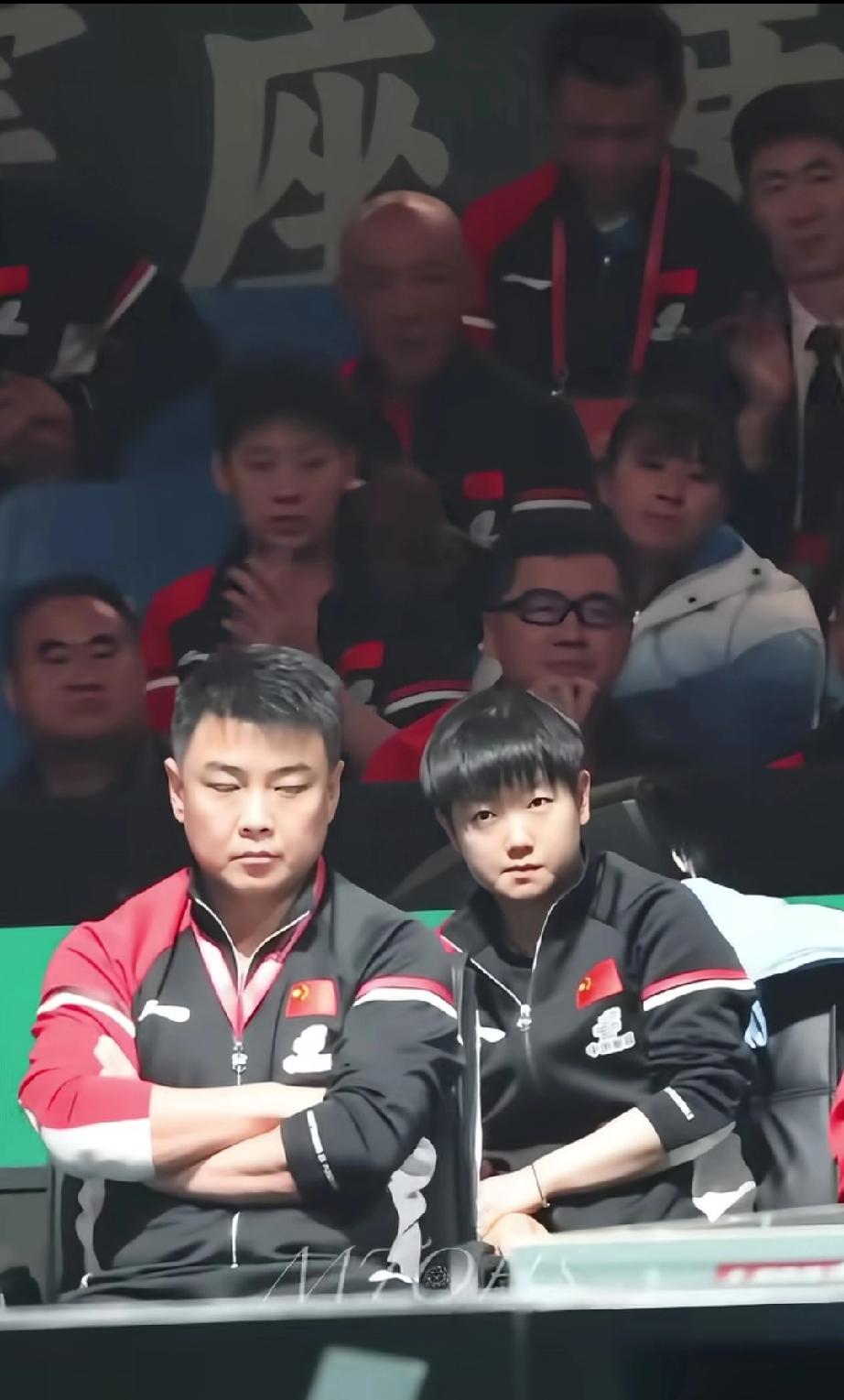 莎莎和教练王皓坐一起毫无违和感。王皓心仪莎莎是有原因的。你看，俩人表情，王皓抿嘴