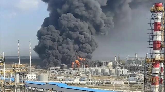 乌克兰无人机摧毁俄罗斯最大炼油厂之一。位于俄罗斯境内的伏尔加格勒炼油厂，年产能超